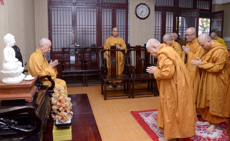 Hòa thượng Thích Giác Toàn hướng dẫn các vị Thường trực Viện Nghiên cứu Phật học VN khánh tuế Đức Pháp chủ - Đại lão Hòa thượng Thích Trí Quảng - Ảnh: Bảo Toàn/BGN