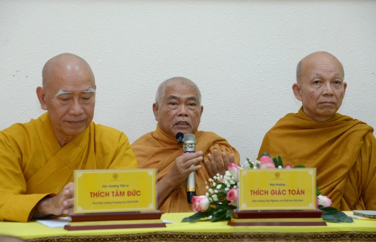 Hòa thượng Thích Giác Toàn tán thán tinh thần phụng sự của quý tôn đức lãnh đạo Viện, các phân viện và các trung tâm trực thuộc - Ảnh: Bảo Toàn/BGN