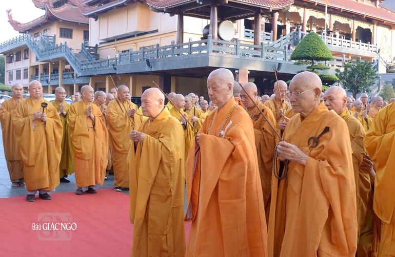 Đức Pháp chủ, Trưởng lão Hòa thượng Chủ tịch Hội đồng Trị sự cùng chư vị Trưởng lão dâng hương trước tháp Đa Bảo - nơi an vĩnh viễn xá-lợi Trái tim Bồ-tát Thích Quảng Đức - Ảnh: Bảo Toàn/BGN