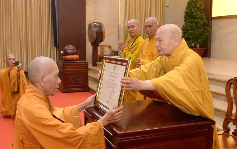 Trưởng lão Hòa thượng Thích Thiện Nhơn trao Giáo chỉ tấn phong đến Hòa thượng Thích Giác Trí - Ảnh: Bảo Toàn/BGN