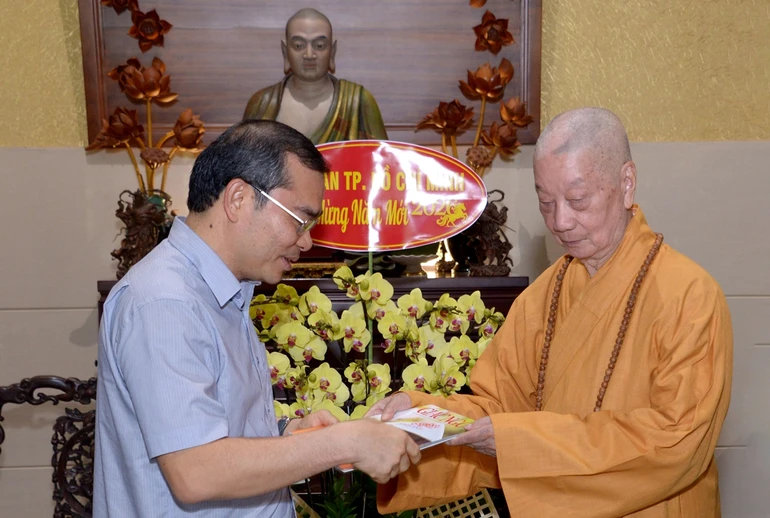 Đức Pháp chủ tặng giai phẩm báo Giác Ngộ xuân Bính Ngọ đến Đại tá Lê Quang Đạo - Ảnh: Bảo Toàn/BGN