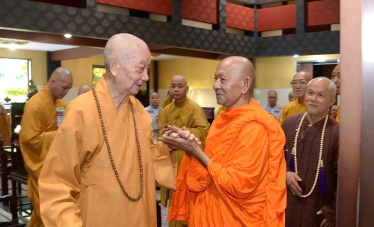Đức Pháp chủ ân cần thăm hỏi Hòa thượng Đào Như, Trưởng ban Trị sự GHPGVN TP.Cần Thơ - Ảnh: Báo Giác Ngộ