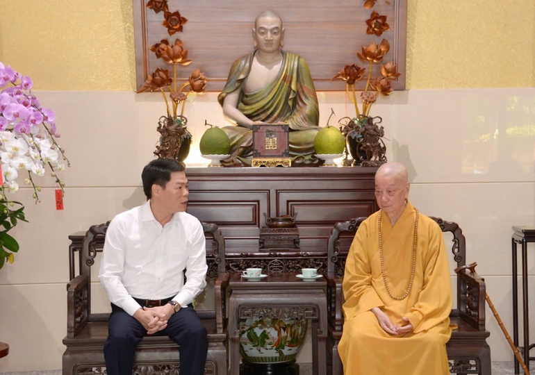 Thiếu tướng Nguyễn Hữu Mạnh thăm Đức Đệ tứ Pháp chủ GHPGVN - Ảnh: Bảo Toàn/BGN