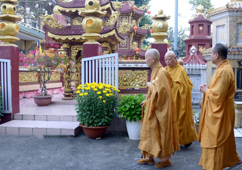 Đức Pháp chủ GHPGVN trở về tổ đình Huê Nghiêm tảo tháp chư vị Tổ sư theo truyền thống thiền môn - Ảnh: Bảo Toàn/BGN