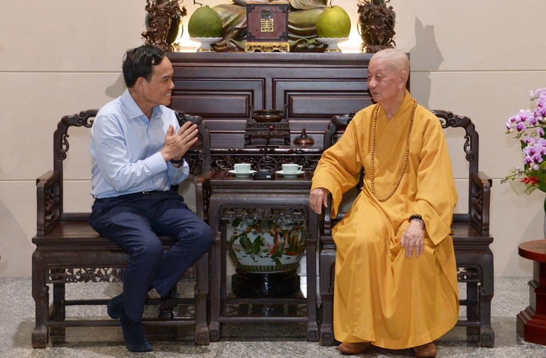 Ủy viên Bộ Chính trị, Bí thư Thành ủy TP.HCM Trần Lưu Quang chúc Tết Đức Pháp chủ - Ảnh: Bảo Toàn/BGN