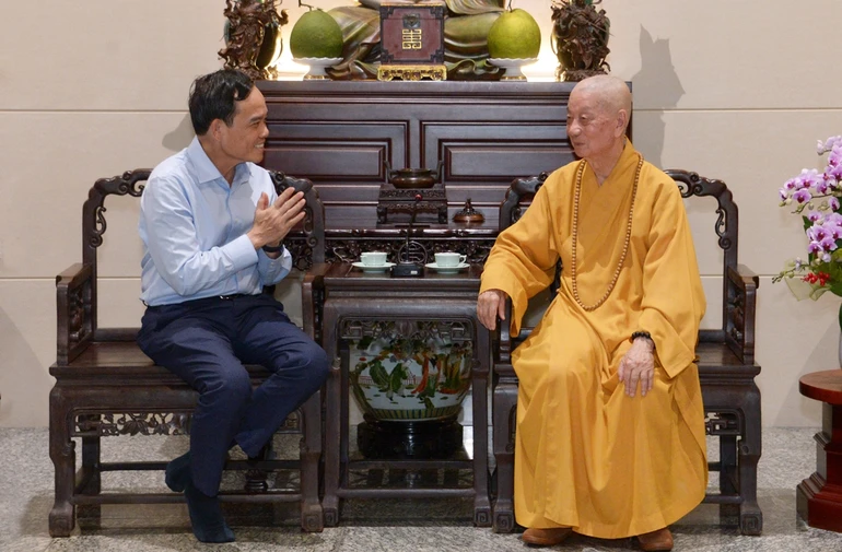 Ủy viên Bộ Chính trị, Bí thư Thành ủy TP.HCM Trần Lưu Quang chúc Tết Đức Pháp chủ - Ảnh: Bảo Toàn/BGN