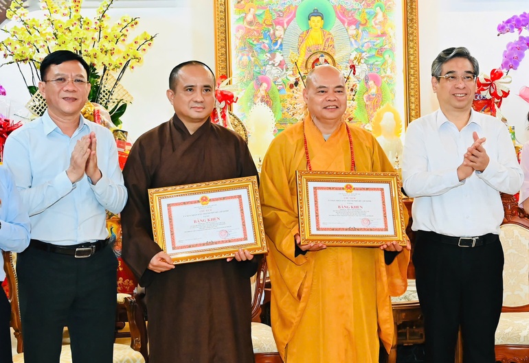 Ông Nguyễn Phước Lộc trao Bằng khen của Chủ tịch UBND TP.HCM đến Thượng tọa Thích Thanh Phong và Thượng tọa Thích Tâm Hải - Ảnh: Việt Dũng