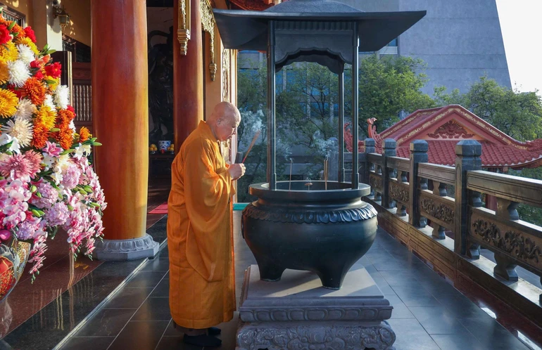 Hòa thượng Thích Lệ Trang chia sẻ câu chuyện đầu năm - Ảnh: Nguyên Tài/BGN