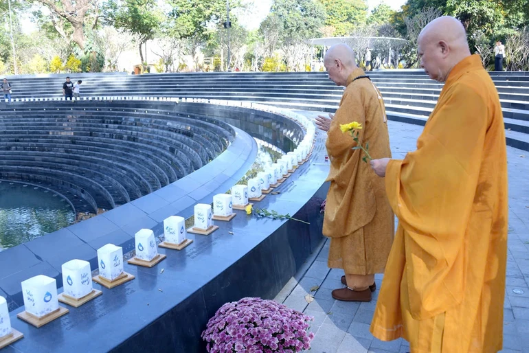 Đức Pháp chủ GHPGVN - Đại lão Hòa thượng Thích Trí Quảng đặt hoa tưởng niệm đồng bào tử vong trong đại dịch Covid-19 tại tượng đài Giọt nước - Công viên số 1 Lý Thái Tổ sáng 16-2026 - Ảnh: Bảo Toàn/BGN
