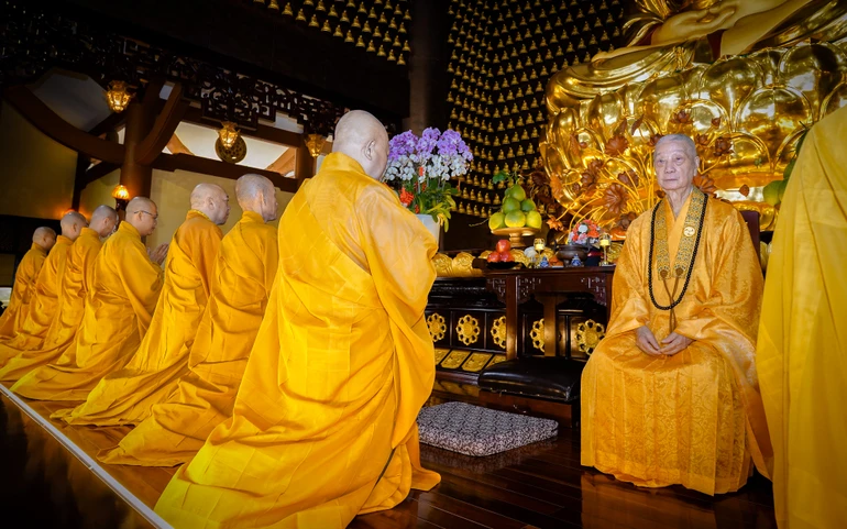 Chư Tăng khánh tuế Đức Pháp chủ ngày mùng 3 Tết Bính Ngọ - Ảnh: Nguyện Truyền/BGN
