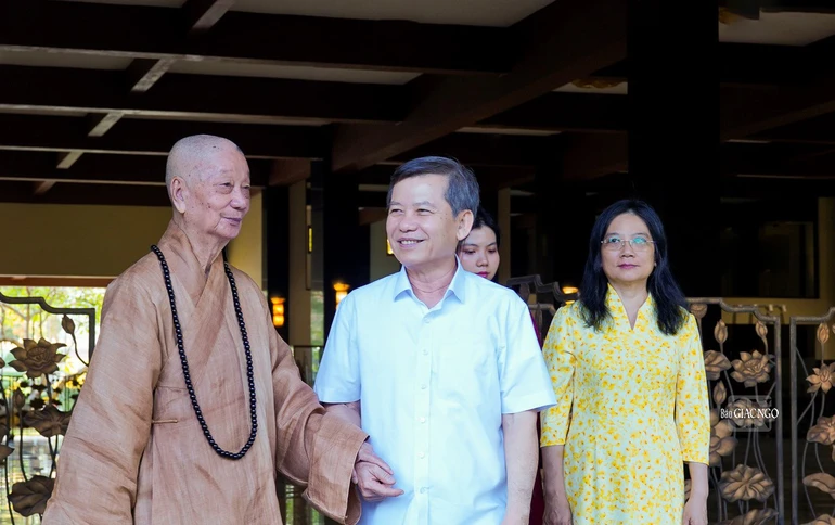 Đại lão Hòa thượng Thích Trí Quảng cùng ông Lê Minh Trí và phu nhân, gia quyến tại chùa Huê Nghiêm - TP.HCM - Ảnh: Nguyện Truyền/BGN