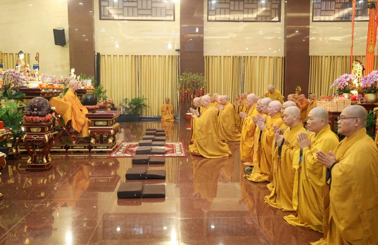 Chư tôn đức Ban Thường trực Ban Trị sự Phật giáo TP.HCM khánh tuế Đức Pháp chủ GHPGVN, cùng chư vị giáo phẩm Hội đồng Chứng minh - Ảnh: Nguyên Tài/BGN