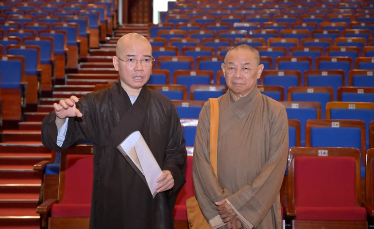 Hòa thượng Thích Từ Nghiêm, Ủy viên Hội đồng Trị sự, Trưởng ban Trị sự GHPGVN TP.Đà Nẵng, Trưởng ban Tổ chức và Thượng tọa Thích Thông Đạo (bên trái), Ủy viên Hội đồng Trị sự, Phó Trưởng ban Thường trực Ban Trị sự GHPGVN thành phố, Phó Trưởng ban Tổ chức Đại hội đại biểu Phật giáo TP.Đà Nẵng lần thứ I, nhiệm kỳ 2026-2031