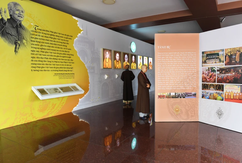Một góc không gian triển lãm “45 năm Giáo hội Phật giáo Việt Nam: Phát triển cùng đất nước - Bước vào kỷ nguyên mới" tại sảnh Việt Nam Quốc Tự - Ảnh: Thế Phong