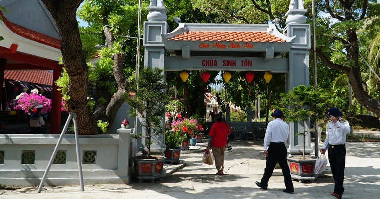 Ngôi chùa trên đảo Sinh Tồn