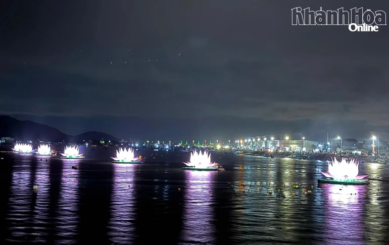 Khánh Hòa: Lễ thắp sáng 7 đóa hoa sen trên Đầm Nại mừng Đại lễ Phật đản