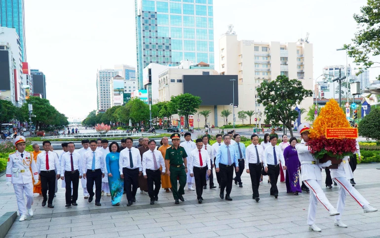 Đoàn đại diện lãnh đạo và Nhân dân TP.HCM dâng hoa trước Tượng đài Chủ tịch Hồ Chí Minh (đường Nguyễn Huệ, phường Sài Gòn)