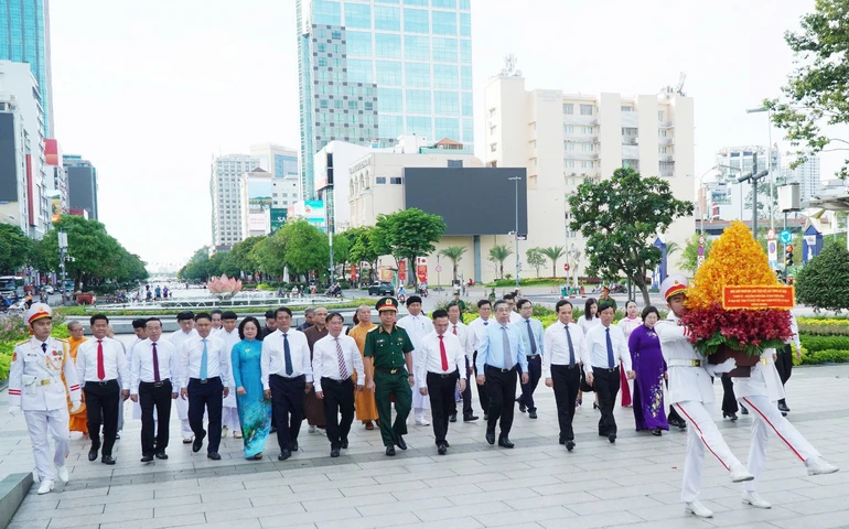 Đoàn đại diện lãnh đạo và Nhân dân TP.HCM dâng hoa trước Tượng đài Chủ tịch Hồ Chí Minh (đường Nguyễn Huệ, phường Sài Gòn)