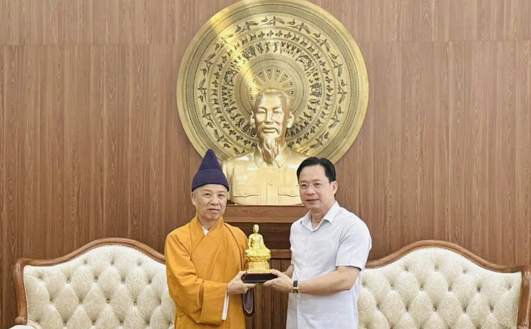 Hòa thượng Thích Thanh Quyết tặng tôn tượng Phật hoàng Trần Nhân Tông đến ông Bí thư Tỉnh ủy Sơn La Hoàng Văn Nghiệm