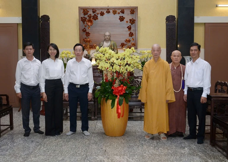 Lãnh đạo Công an TP.HCM thăm và chúc mừng Lễ Phật đản Phật lịch 2570 đến Đức Pháp chủ GHPGVN - Ảnh: Bảo Toàn/BGN