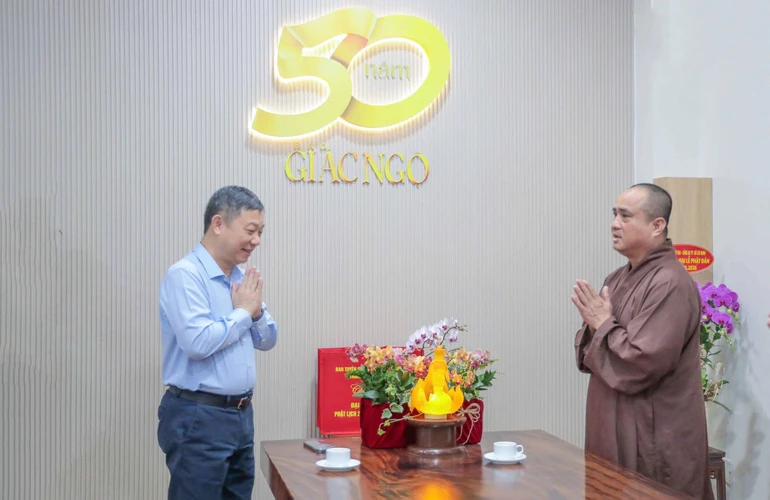 Ông Dương Anh Đức - Ủy viên Ban Thường vụ, Trưởng ban Tuyên giáo và Dân vận Thành ủy TP.HCM với Thượng tọa Thích Tâm Hải - Tổng Biên tập Báo Giác Ngộ