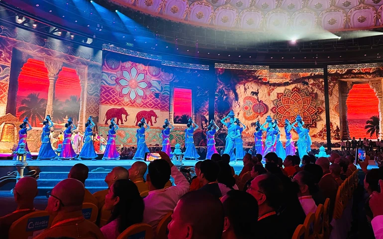 Biểu diễn nghệ thuật chào mừng