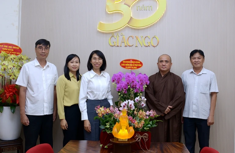 Phái đoàn Phòng An ninh nội địa - Công an TP.HCM do Thượng tá Phạm Thị Yến Bình làm Trường đoàn chúc mừng Đại lễ Phật đản Phật lịch 2570 tại Báo Giác Ngộ - Ảnh: Bảo Toàn/BGN
