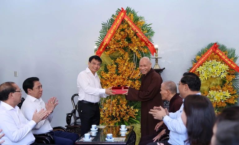Phó Thủ tướng Chính phủ Nguyễn Văn Thắng chúc mừng Trưởng lão Hòa thượng Thích Giác Quang, Phó Pháp chủ Hội đồng Chứng minh GHPGVN - Ảnh: Đức Tuân/VGP