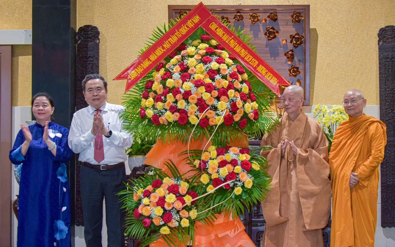 Chủ tịch Quốc hội Trần Thanh Mẫn, Chủ tịch Ủy ban Trung ương MTTQVN Bùi Thị Minh Hoài thay mặt Đảng, Nhà nước, MTTQVN chúc mừng Đại lễ Phật đản đến Đức Pháp chủ và chư tôn Trưởng lão Hội đồng Chứng minh GHPGVN - Ảnh: Quảng Đạo/BGN