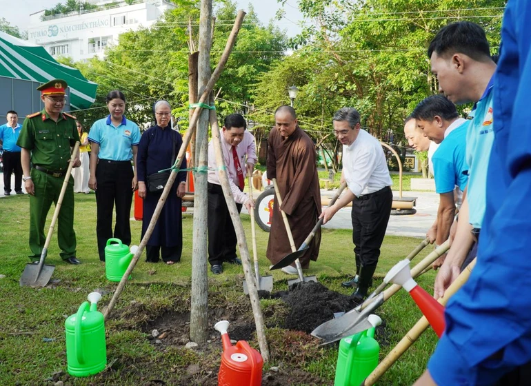 Ông Nguyễn Phước Lộc, Phó Bí thư Thành ủy, Chủ tịch UBMTTQVN TP.HCM, cùng đại diện lãnh đạo P.Xuân Hòa, đại biểu tham dự trồng cây xanh tại Công viên Phan Đình Phùng