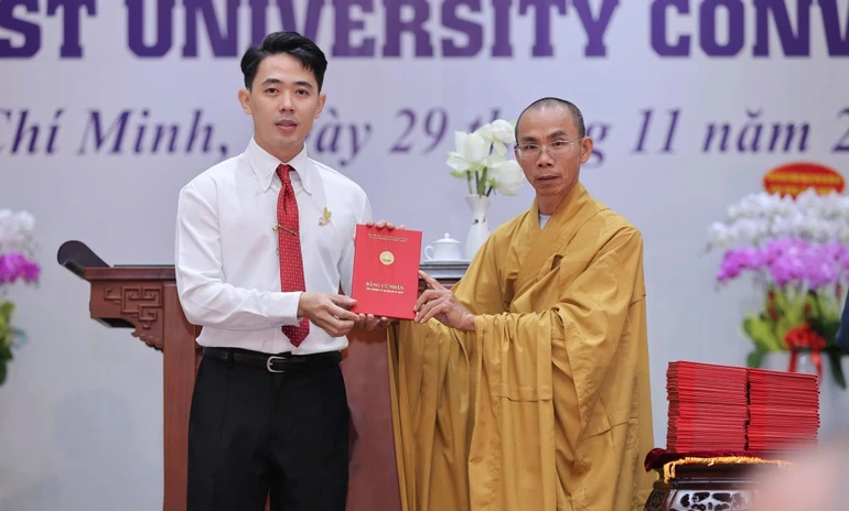 Thượng tọa Thích Phước Lượng, Phó Viện trưởng trao bằng Cử nhân Phật học cho học viên cư sĩ tốt nghiệp theo hệ Đào tạo từ xa