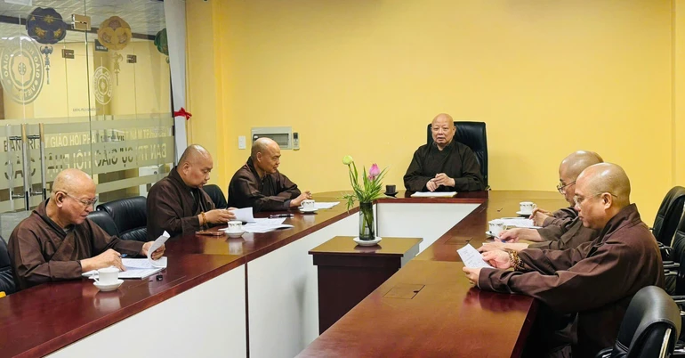 Hòa thượng Thích Lệ Trang, Trưởng ban Trị sự kiêm Trưởng ban Tăng sự GHPGVN TP.HCM chủ trì buổi họp - Ảnh: M.T