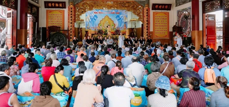 Buổi trao quà tại chùa Từ Huệ