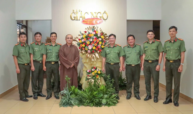 Phái đoàn đại diện Đảng ủy - Ban Giám đốc Công an TP.HCM tặng hoa chúc mừng Báo Giác Ngộ - Ảnh: Nguyên Tài/BGN