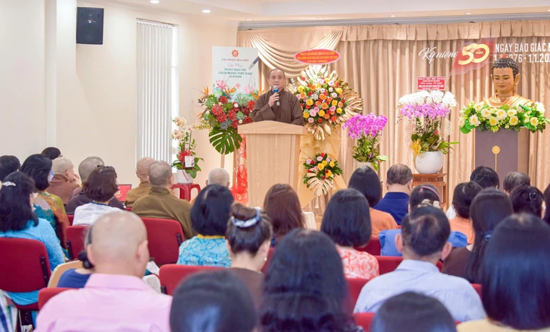 Thượng tọa Thích Tâm Hải, Tổng Biên tập Báo Giác Ngộ chia sẻ và tri ân trong buổi họp mặt Kỷ niệm 101 năm Ngày Báo chí Cách mạng Việt Nam, tại trụ sở tòa soạn Báo Giác Ngộ - Ảnh: Quảng Đạo
