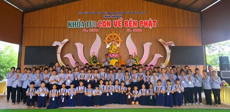 Các em đoàn sinh Gia đình Phật tử tham dự Khóa tu "Con về bên Phật"