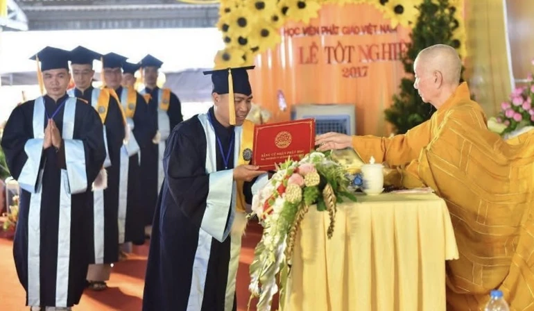 Đại lão Hòa thượng Viện trưởng trao Bằng tốt nghiệp đến các học viên tại Lễ tốt nghiệp