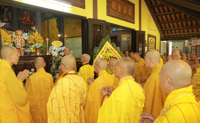 Chư vị giáo phẩm tưởng niệm Hòa thượng Thích Huệ Trí nhân Tuần lâm Đại tường, tại Hương Nghiêm đường thuộc tổ đình Kim Tiên - Huế