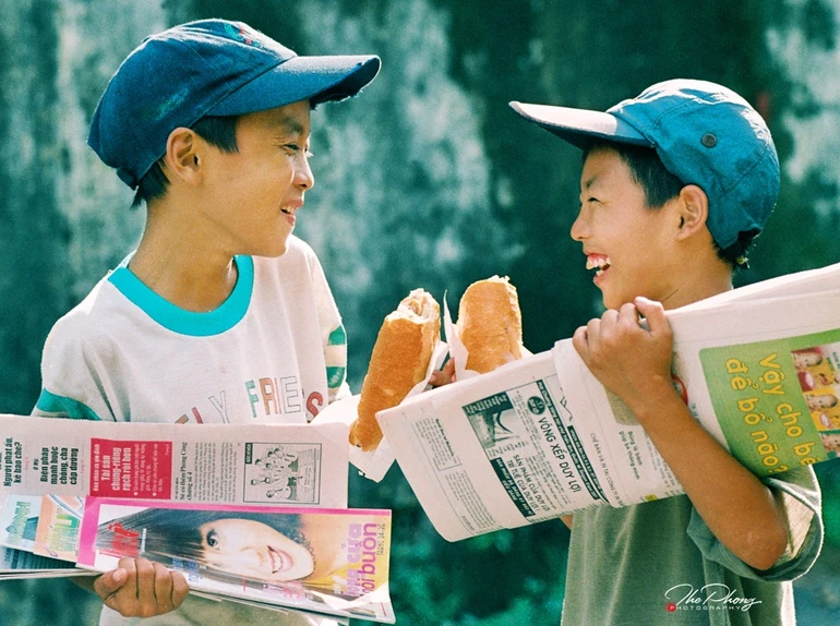 "Năm 2001, tôi bấm máy chụp bức ảnh "Hai đứa trẻ bán báo". Tôi bắt được khoảnh khắc hai đứa nhỏ đang cười đầy lạc quan giữa cuộc đời mưu sinh. Bản thân từng trải qua hoàn cảnh tương tự, nên khi cầm máy, tôi không bao giờ muốn người ta nhìn những đứa trẻ bằng sự thương hại; tôi muốn mọi người nhìn những đứa trẻ bán báo ấy bằng sự trân trọng và yêu thương" - Trần Thế Phong