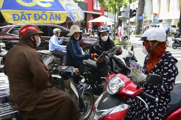 Dày đặc người mua báo ở góc đường Nguyễn Đình Chiểu - Phạm Ngọc Thạch trong sáng 30-6