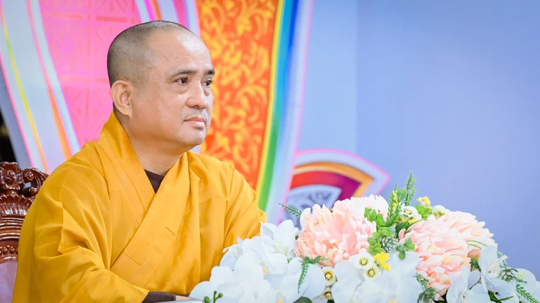 Thượng tọa Thích Tâm Hải chia sẻ cùng chư Tăng Ni hành giả an cư liên phường Vũng Tàu, Tam Thắng, Phước Thắng, Rạch Dừa (TP.HCM) tại trường hạ chùa Liên Trì - Ảnh: Tịnh Mạnh