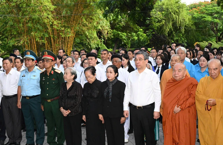 Ông Nguyễn Phước Lộc, Ủy viên Trung ương Đảng, Phó Bí thư Thành ủy, Chủ tịch Ủy ban MTTQVN TP.HCM cùng các đại biểu tưởng niệm các anh hùng liệt sĩ đã hy sinh để bảo vệ nền hòa bình, độc lập, tự do của dân tộc