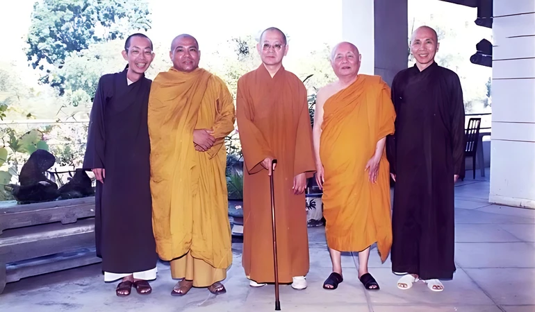 Tác giả, Hòa thượng Thích Phước Sơn (bên phải, ngoài cùng) với Trưởng lão Hòa thượng Thích Minh Châu, Hòa thượng Thích Giác Toàn, Hòa thượng Thích Chơn Thiện tại thiền viện Vạn Hạnh lúc chưa kiến thiết - Ảnh tư liệu BGN