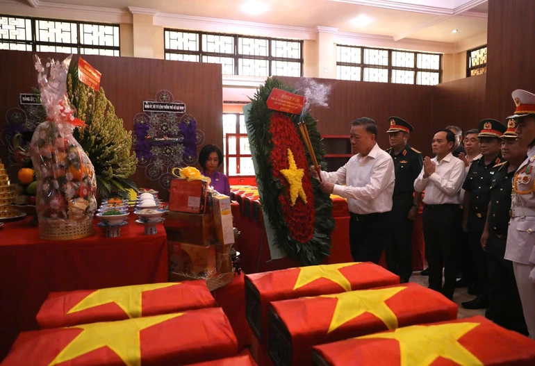 Tổng Bí thư, Chủ tịch nước Tô Lâm dâng hương tưởng niệm các liệt sĩ tại Công viên Lê Thị Riêng