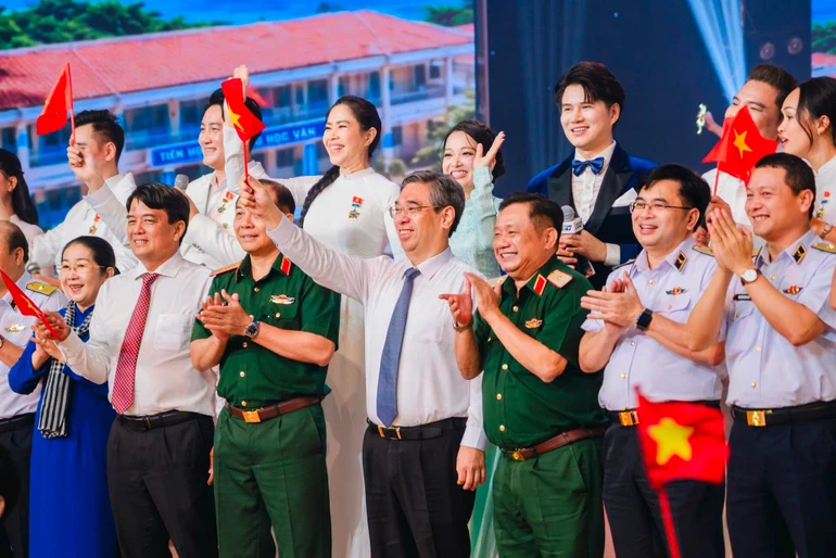 Ủy viên Trung ương Đảng, Phó Bí thư Thành ủy, Chủ tịch Ủy ban MTTQVN TP.HCM Nguyễn Phước Lộc cùng các đại biểu trong chương trình