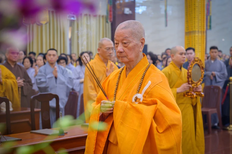 Đức Pháp chủ GHPGVN niêm hương cầu nguyện tại Pháp hội Vu lan - Báo hiếu, tưởng niệm và tri ân các bậc tiền bối hữu công với Đạo pháp và Dân tộc - Ảnh: Tâm Quý/BGN