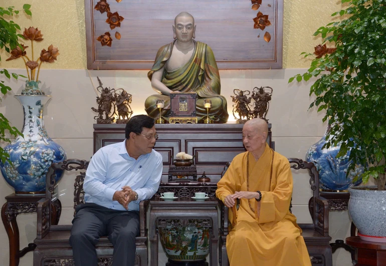 Đức Pháp chủ GHPGVN trao đổi với Thứ trưởng Bộ Dân tộc và Tôn giáo Nguyễn Hải Trung - Ảnh: Bảo Toàn/BGN.
