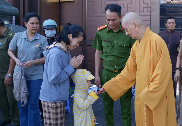 Đại lão Hòa thượng Thích Trí Quảng trao quà đến các em có hoàn cảnh khó khăn trên địa bàn phường An Khánh, TP.HCM - Ảnh: Bảo Toàn/BGN