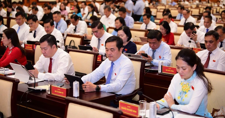 Các đại biểu HĐND TP.HCM biểu quyết thông qua các nghị quyết tại kỳ họp - Ảnh: Quang Định