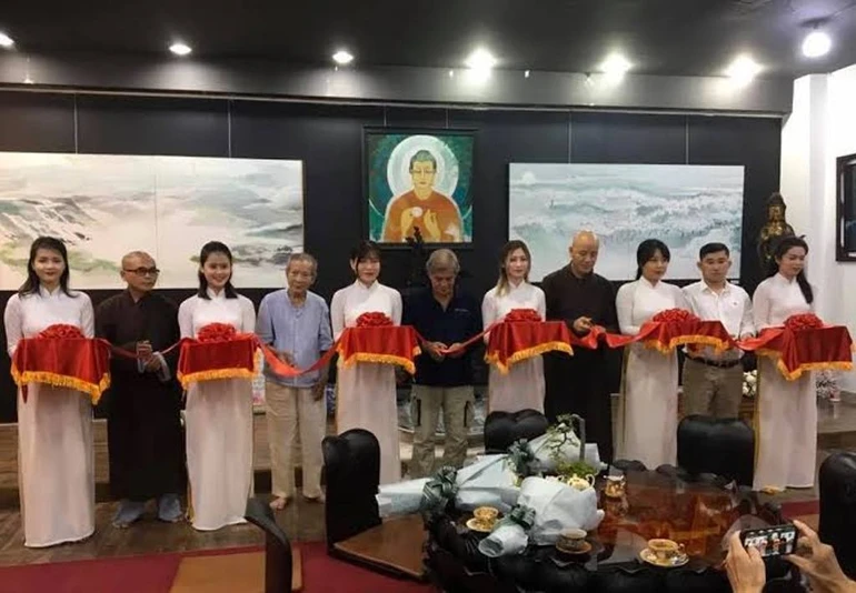 Cắt băng khai mạc triển lãm của Họa sĩ Phượng Hồng